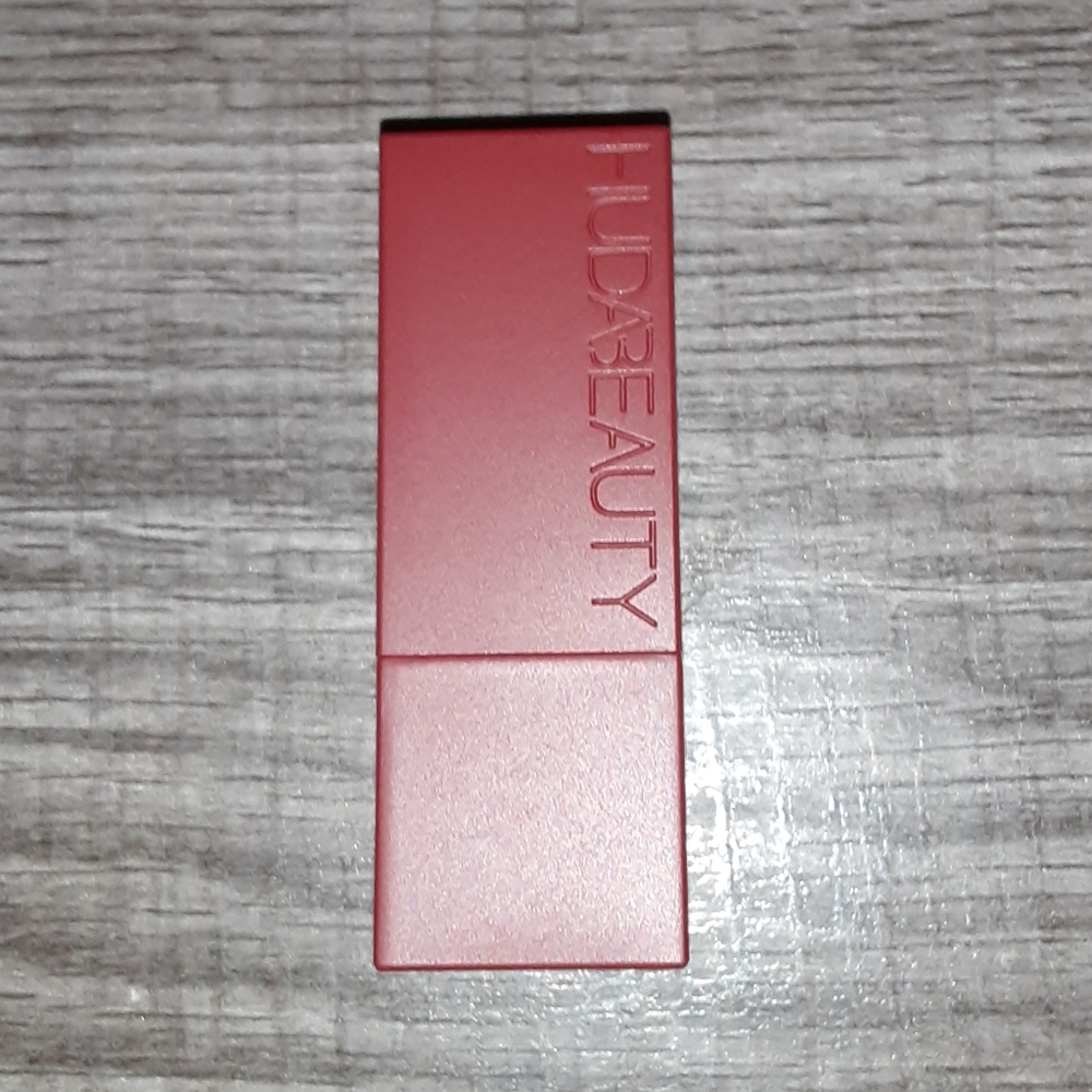 NWOT Huda Beauty Mini Matte Bullet Lipstick